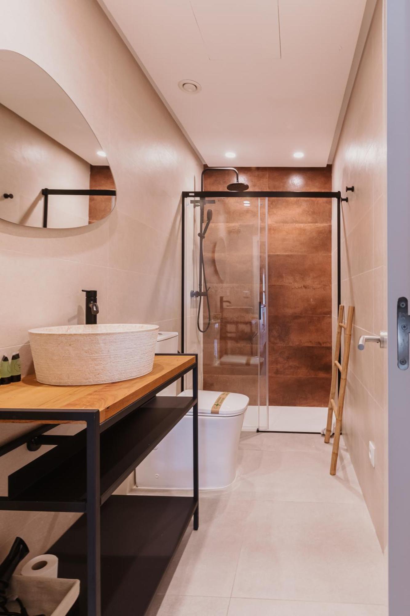 New - Family Next To Duenas Palace Seville