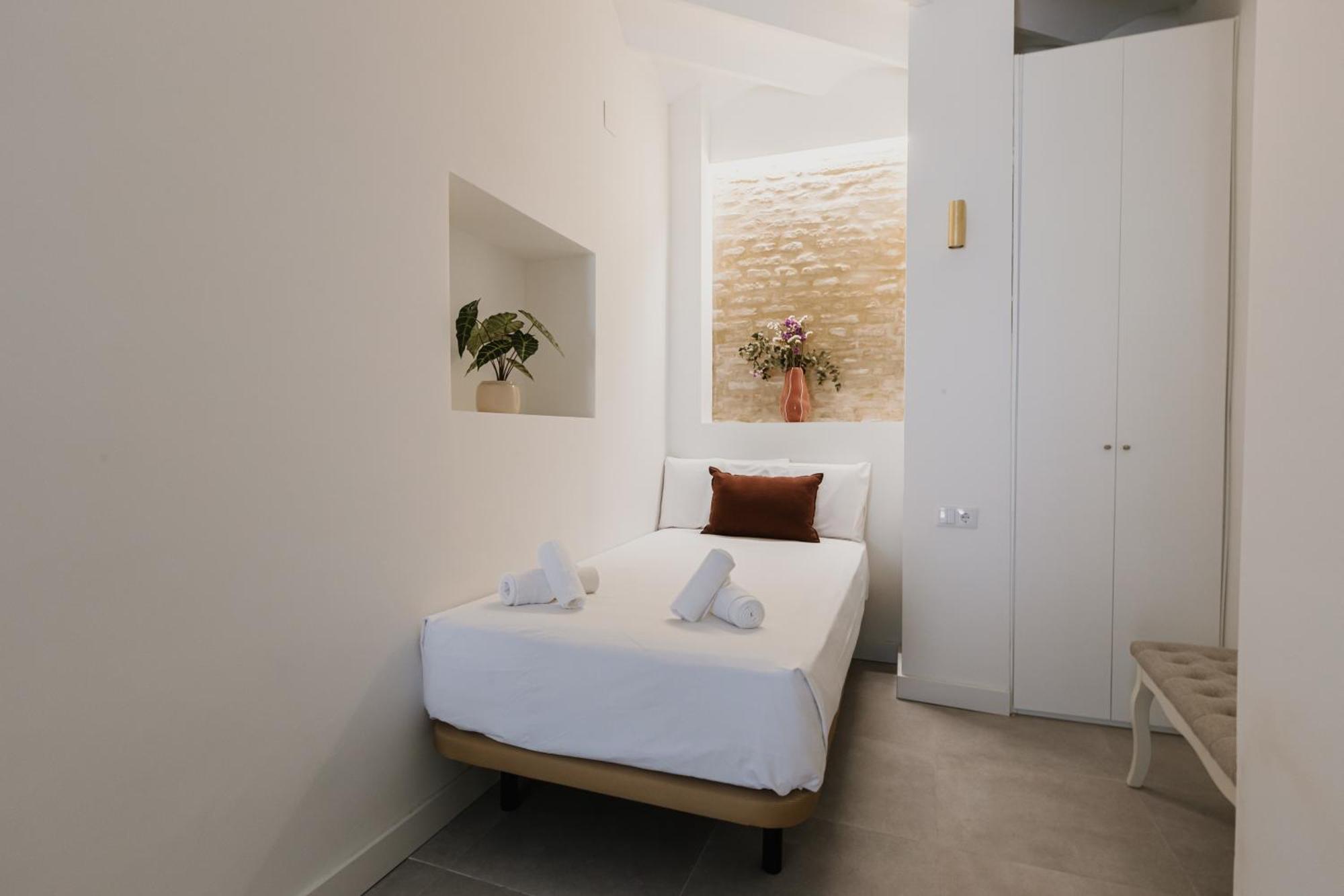 New - Family Next To Duenas Palace * Séville