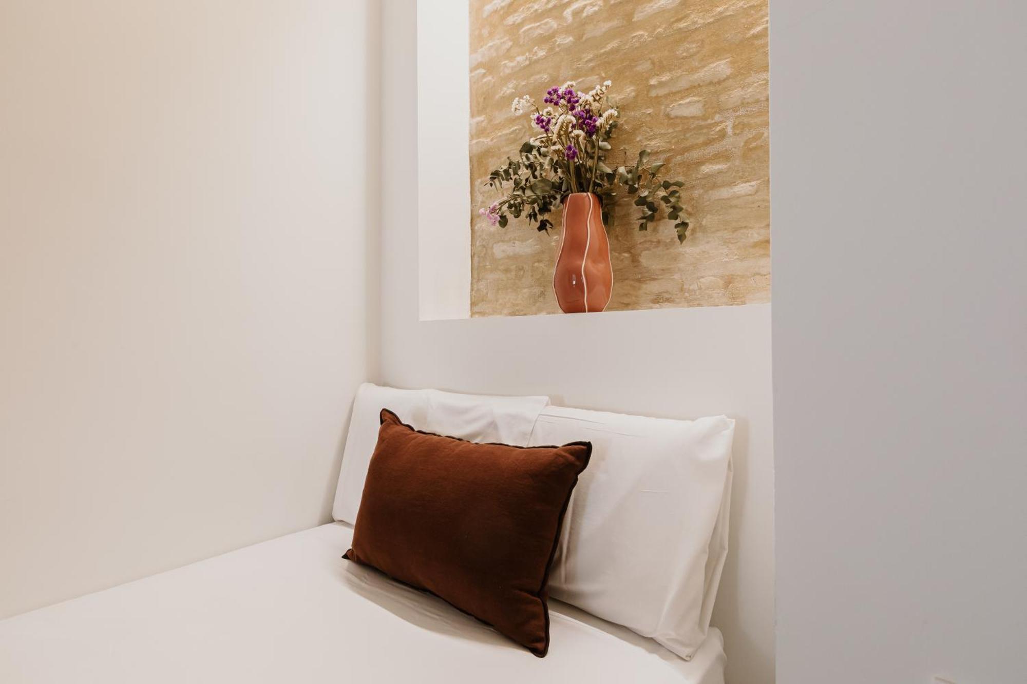 New - Family Next To Duenas Palace