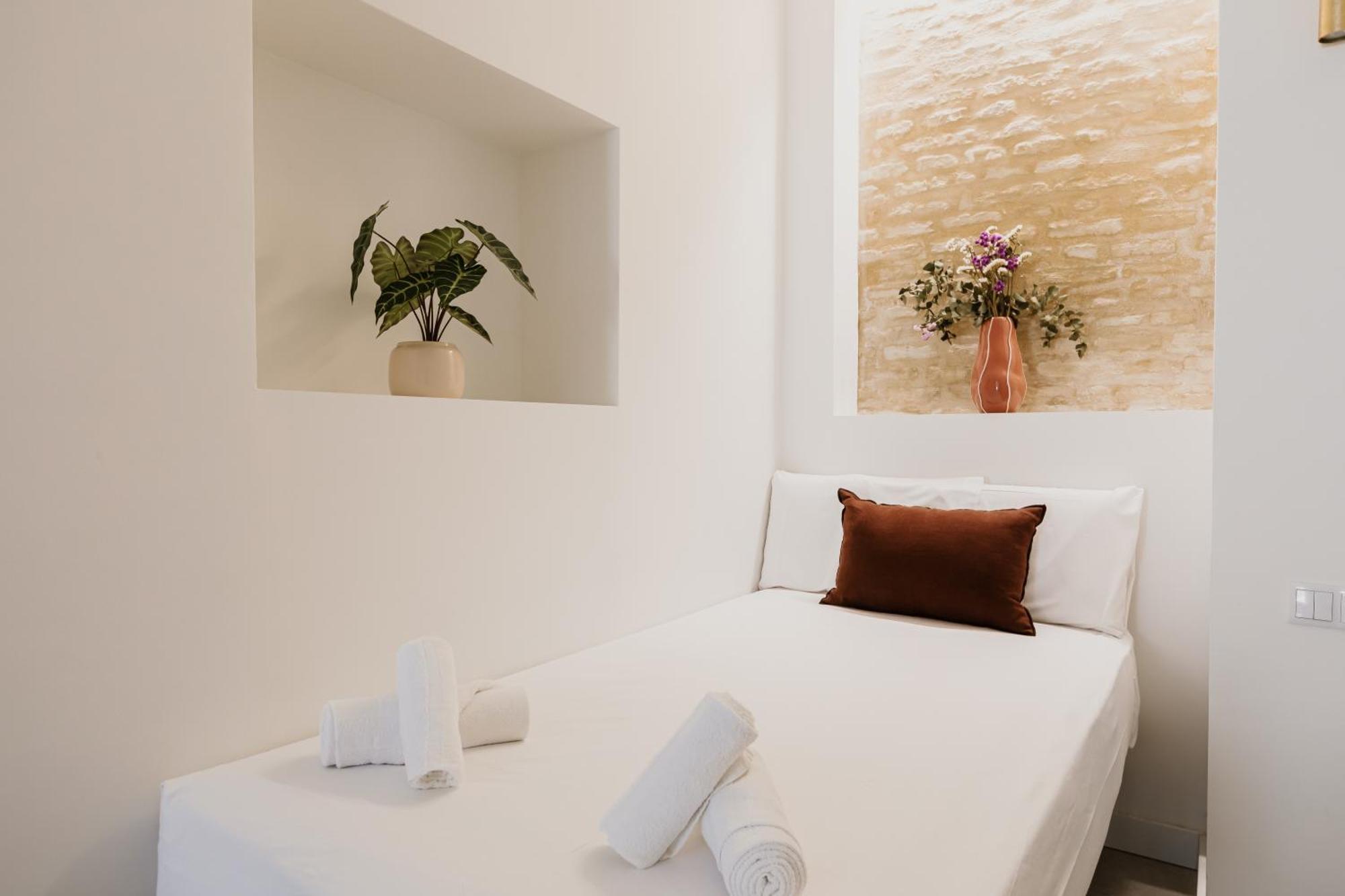 New - Family Next To Duenas Palace