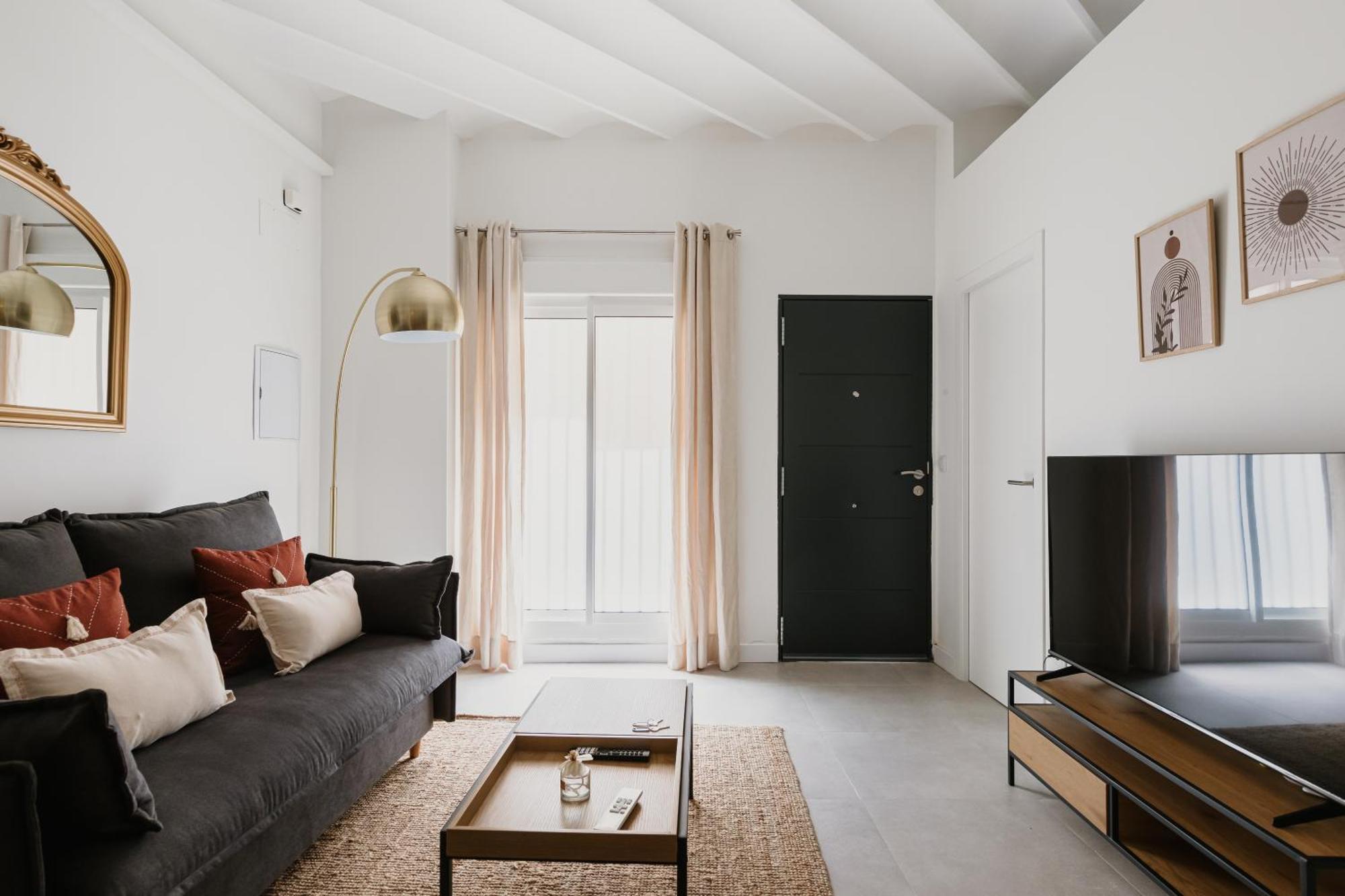 New - Family Next To Duenas Palace * Séville