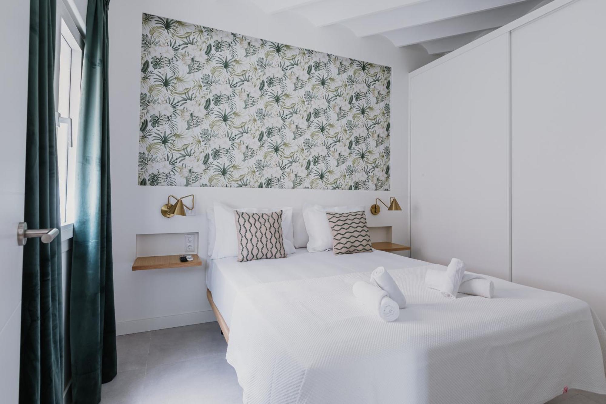 New - Family Next To Duenas Palace