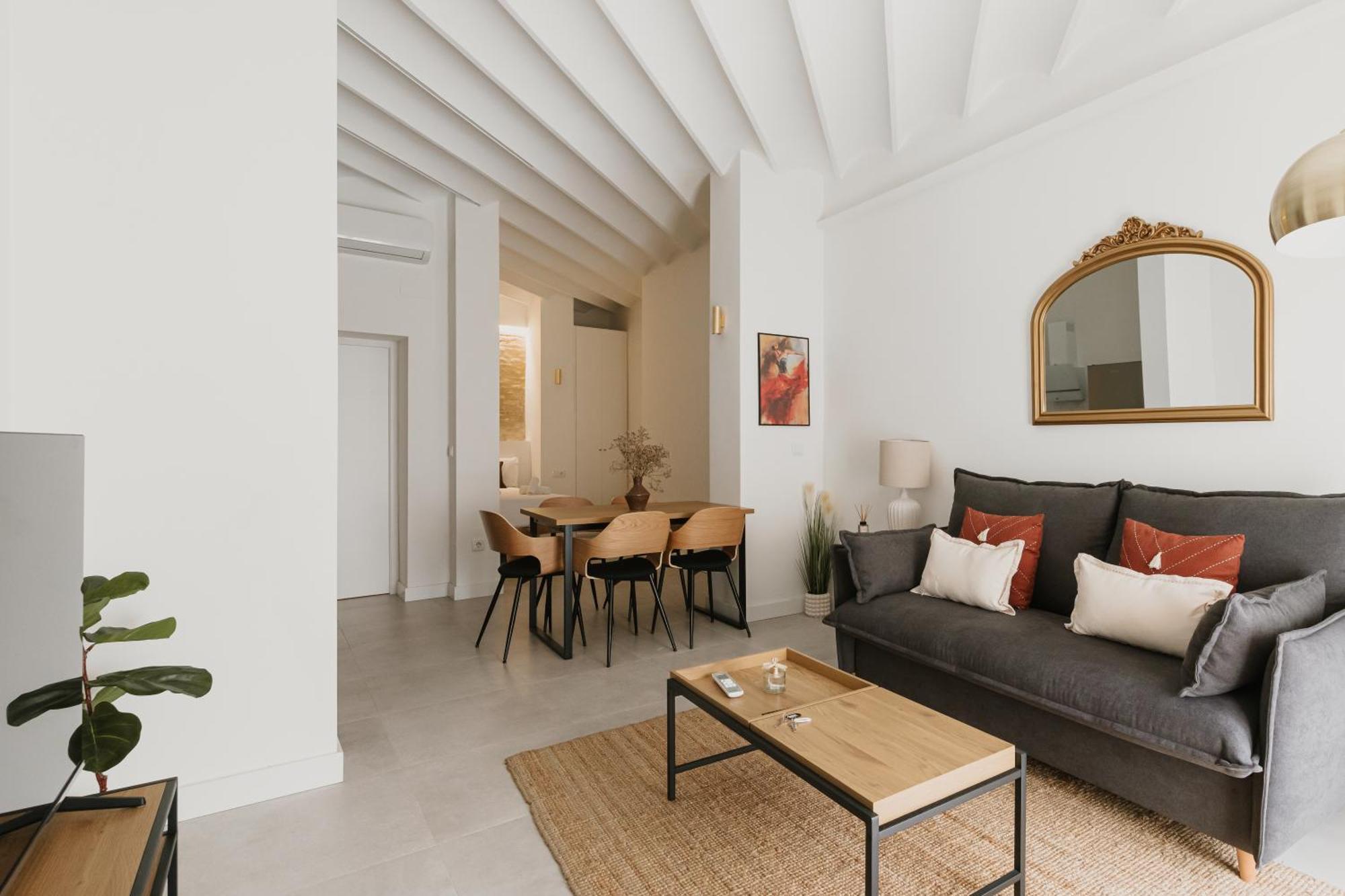 New - Family Next To Duenas Palace Séville